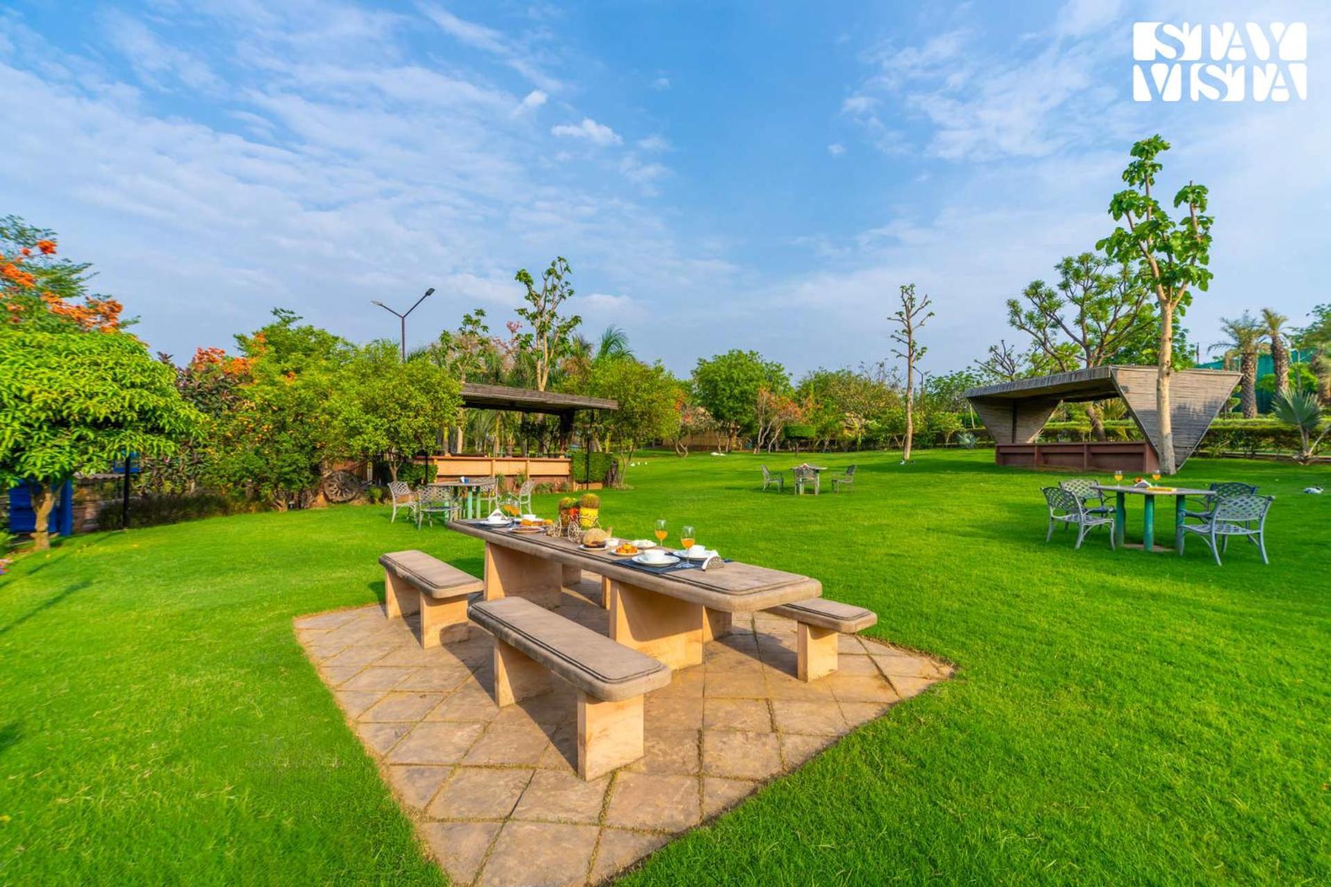 Stayvista At Maple Farms With Pool, Bbq & Bonfire Sohna Exteriér fotografie